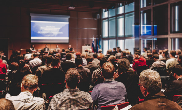 Beeld van congreszaal met volle zaalbezetting 