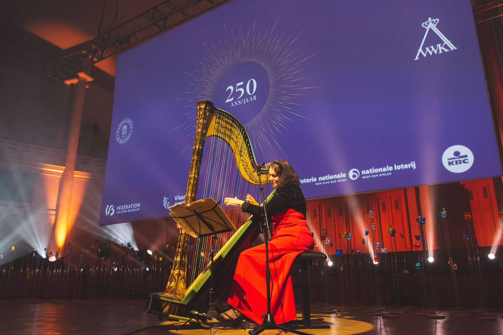 Podium 250 jaar Academie met harpist