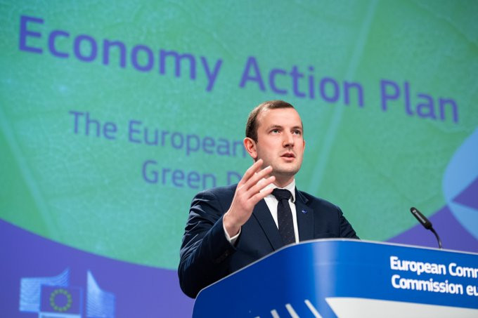 Europees Commissaris Sinkevičius tijdens de presentatie van het actieplan.