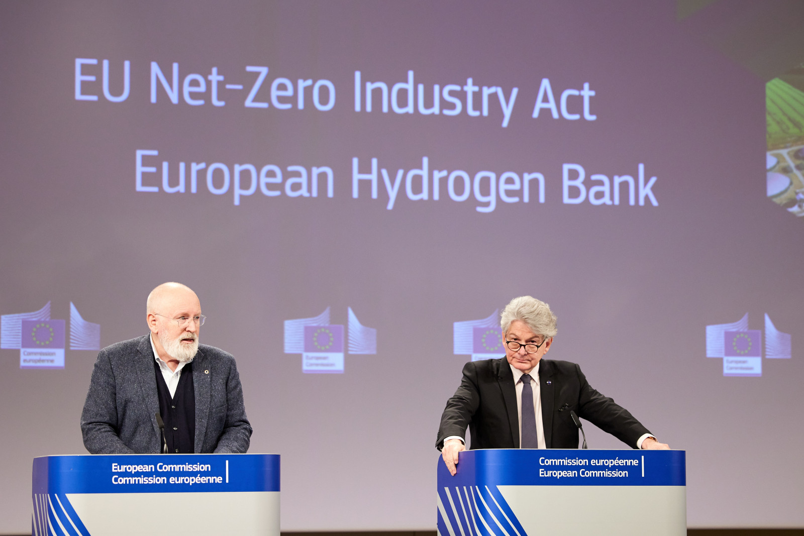 Frans Timmermans en Thierry Breton tijdens gezamelijke persconferentie over de Net-zero Industry Act