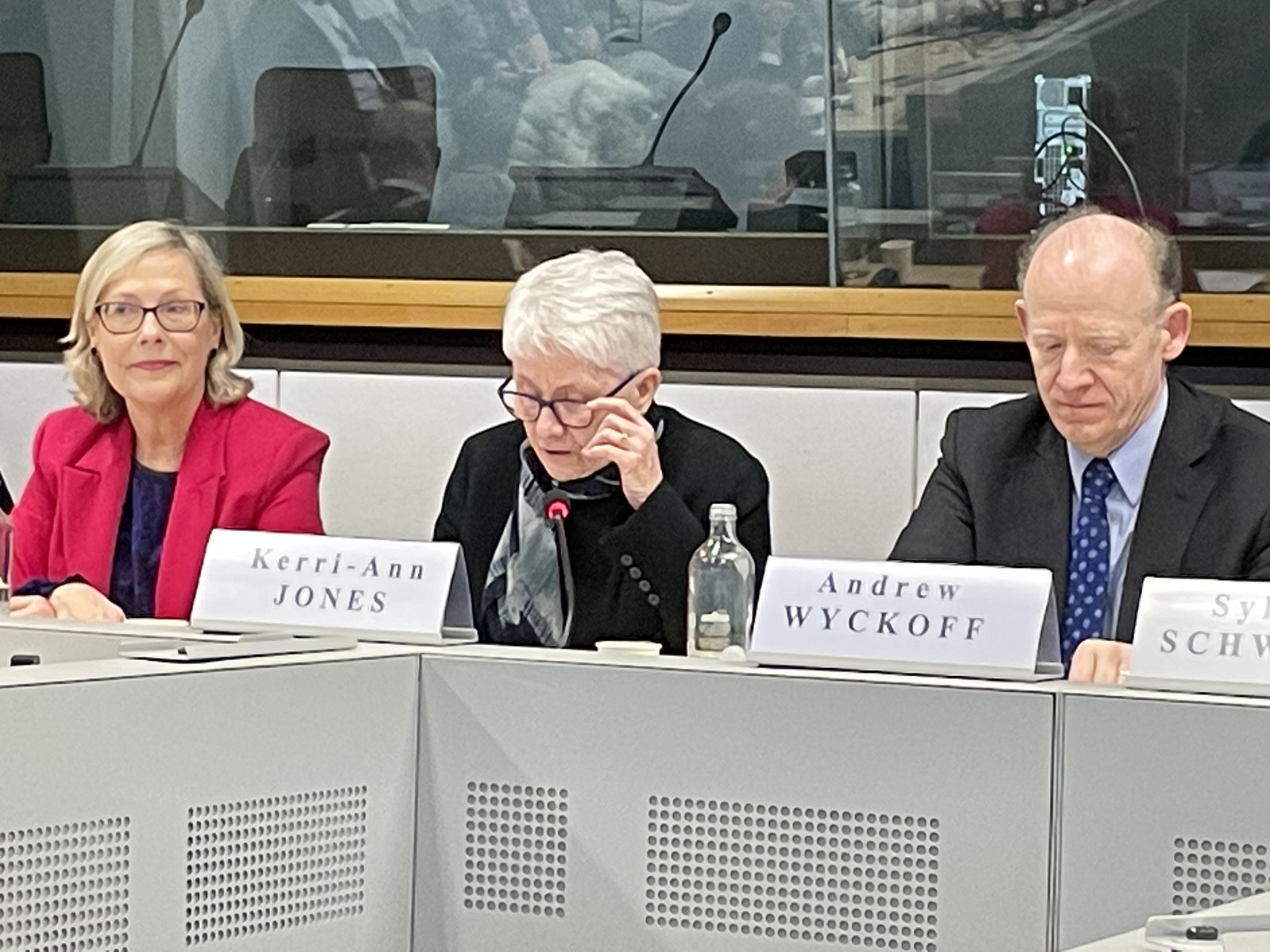 Van links naar rechts: OESO-topmensen Kerri-Ann Jones (Deputy Secretary-General) , Andrew Wyckoff (Director STI) en Signe Ratzo, deputy Director-General  van DG Research and Innovation van de Europese Commissie. 