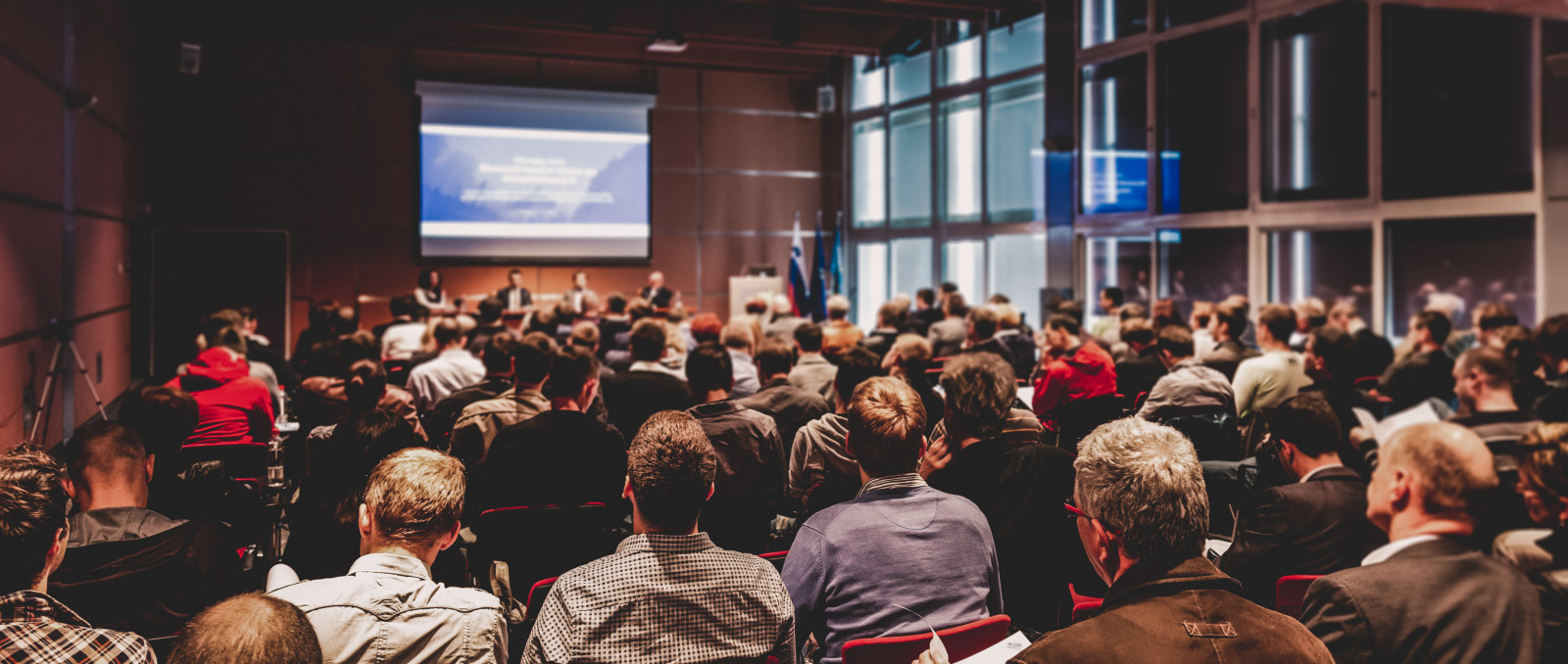 Beeld van congreszaal met volle zaalbezetting 