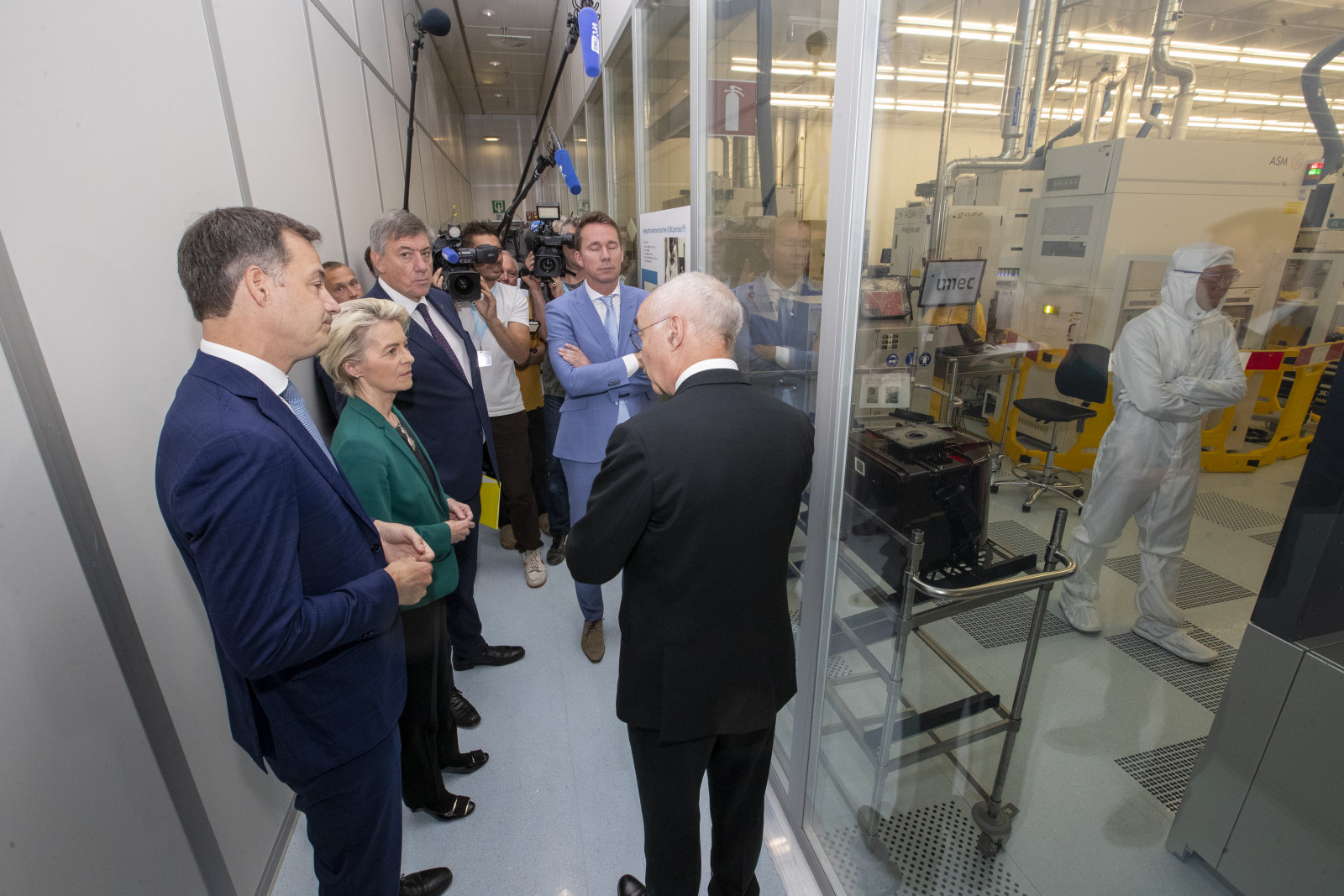 Europees commissievoorzitter Von der Leyen brengt een bezoek aan de cleanroom bij imec