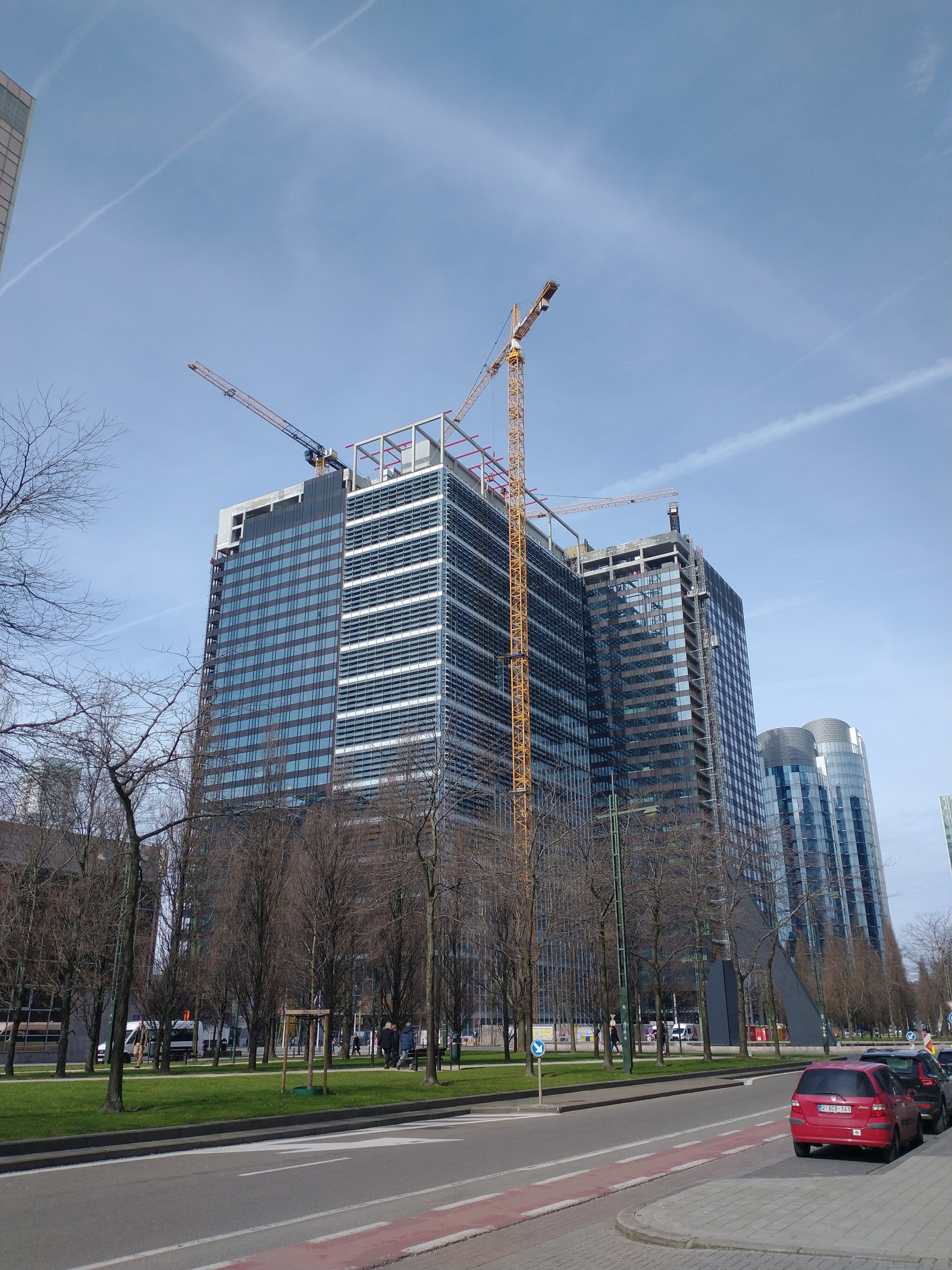 Zicht op het Belpairegebouw in aanbouw