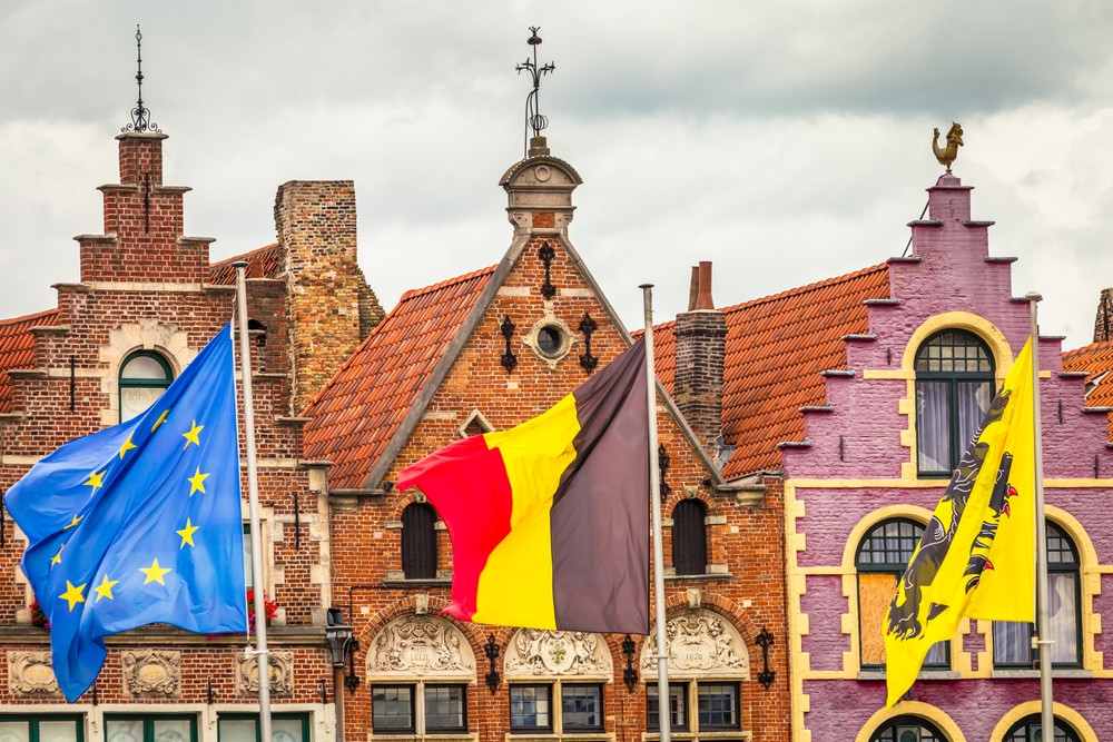 De Europese, Belgische en Vlaamse vlag op de markt van Brugge