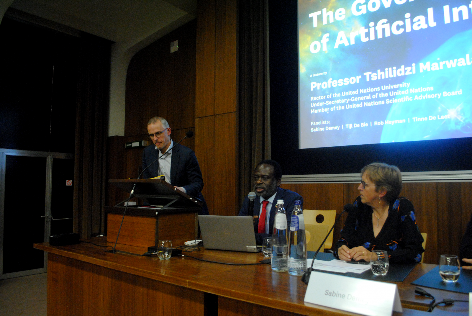 Tshilidzi Marwala, rector van de ‘United Nations University’, en tevens AI-expert professor, tijdens zijn lezing.
