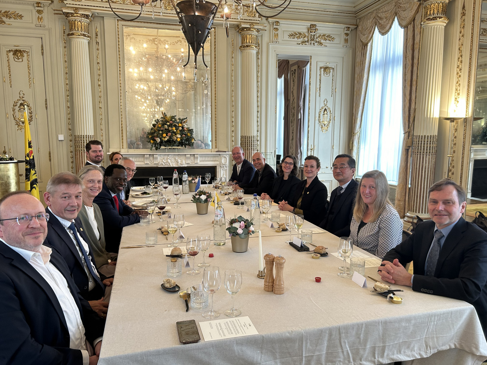 Professor Marwala in Hotel Errera aan tafel met de leidende ambtenaren en collega’s van het Departement Buitenlandse Zaken en Kanselarij en van het Departement Economie, Wetenschap en Innovatie.