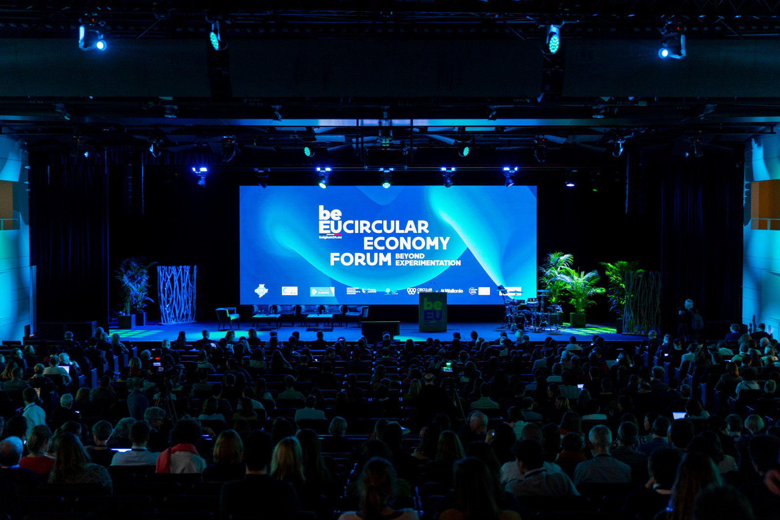 zich op het podium tijdens World Circular Economy Forum