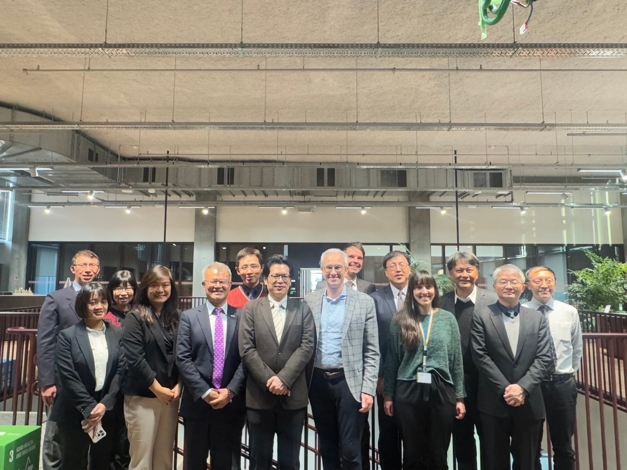 Groepsfoto van Taiwanese delegatie en EWI-medewerkers