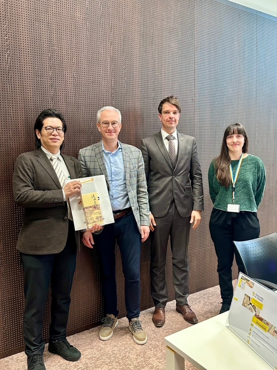 Foto van EWI-medewerkers met hoofd van de Taiwanese delegatie