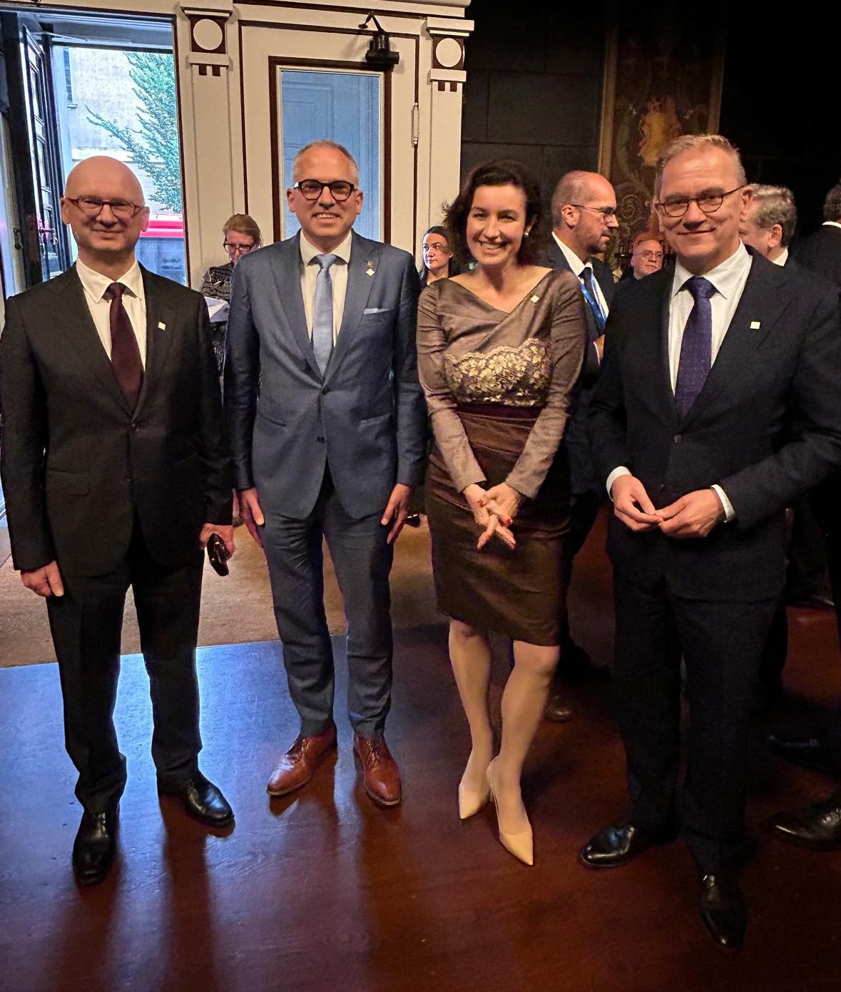 : Ontmoeting met (v.l.n.r.) Marcus Pleyer, Duits staatsecretaris, federaal ministerie voor onderzoek, technologie en ruimtevaart; Matthias Diependaele Vlaams minister-president; Dorothee Bär, Duits federaal minister voor onderzoek, technologie en ruimtevaart; en Eppo Bruins, Nederlands minister voor onderwijs, cultuur en wetenschap. 
