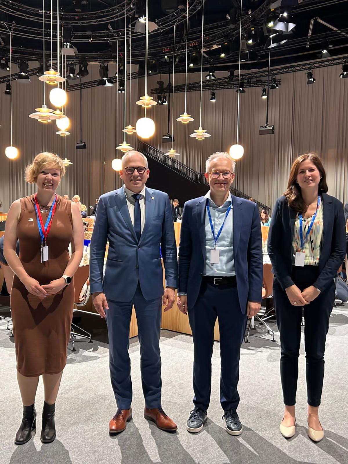 Onderzoeksattaché Theresia Feldmann, minister-president Diependaele, Secretaris-generaal WEWIS Johan Hanssens en Karoline Van den Brande, raadgever. 