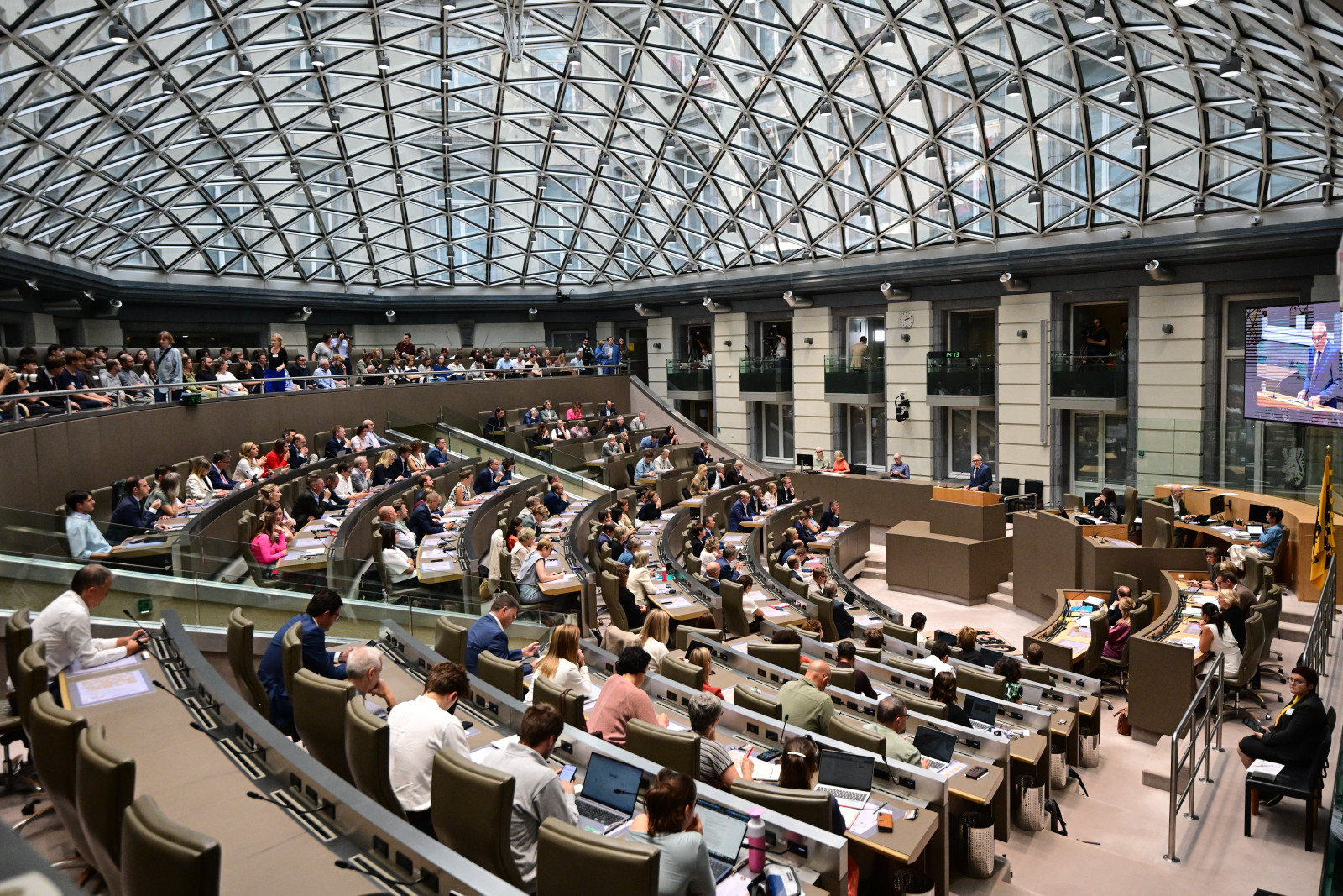 Large view of parliament members at a plenary session of the Flemish Parliament to present the 'Septemberverklaring' (September Declaration), Wednesday 30 September 2026, in Brussels. In this traditional speech the Flemish Minister-President presents the Government's policy plans for the year. BELGA PHOTO DIRK WAEM